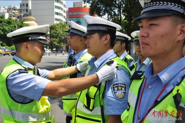 中午集合，检查民警是否规范着装