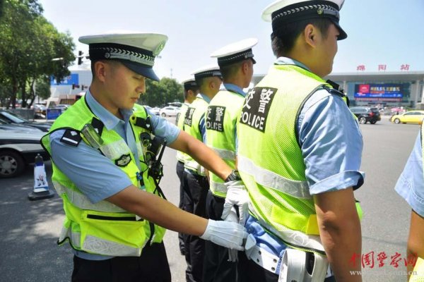 中午集合，检查民警单警装备佩戴情况
